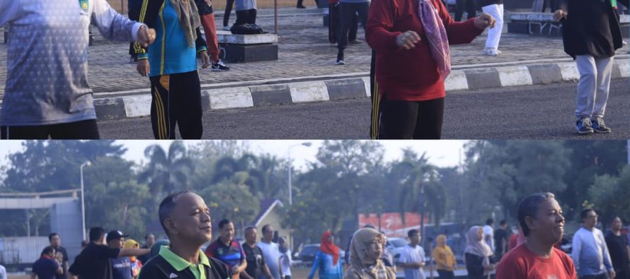 KEGIATAN SENAM PAGI DI HALAMAN KANTOR PEMERINTAH KOTA PRABUMULIH