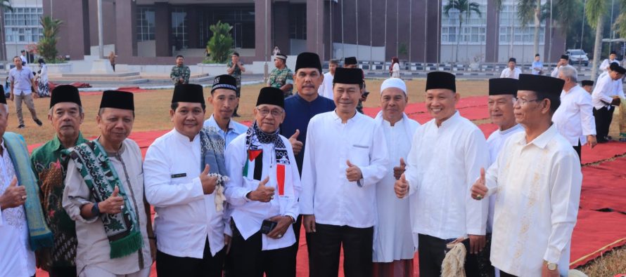 Sholat Istiqo (Sholat Minta Hujan) di Halaman Kantor Pemerintah Kota Prabumulih