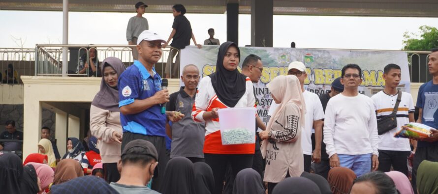 Senam Pagi Bersama Masyarakat di Taman Kota Prabujaya