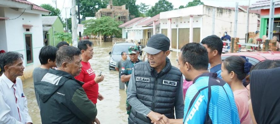 Pj Walikota Prabumulih H Elman ST MM Meninjau Lokasi Banjir Langsung di Sukaraja Prabumulih