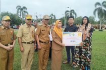 Upaya Penanggulangan Kemiskinan Ekstrim Pemerintah Memberikan bantuan.