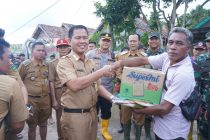 Tinjau Lokasi Banjir, PJ Walikota Prabumulih Bagikan Bantuan