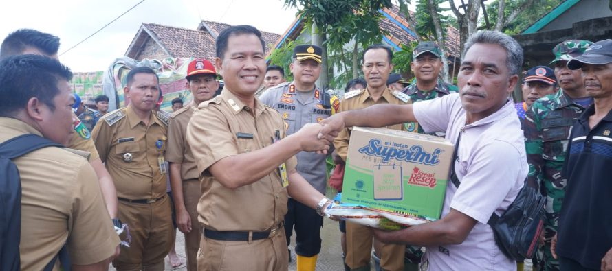 Tinjau Lokasi Banjir, PJ Walikota Prabumulih Bagikan Bantuan