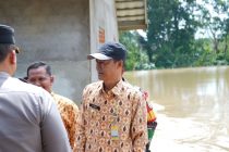 Pj WALIKOTA PRABUMULIH BESERTA FORKOPIMDA KOTA PRABUMULIH MENINJAU KONDISI BANJIR DI KELURAHAN PAYUPUTAT