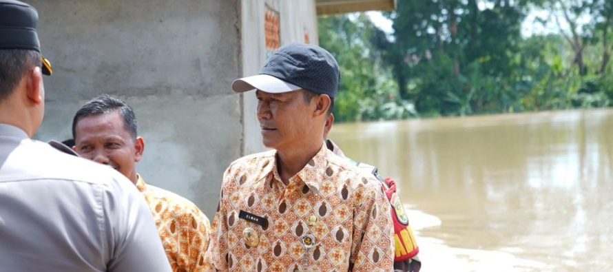 Pj WALIKOTA PRABUMULIH BESERTA FORKOPIMDA KOTA PRABUMULIH MENINJAU KONDISI BANJIR DI KELURAHAN PAYUPUTAT