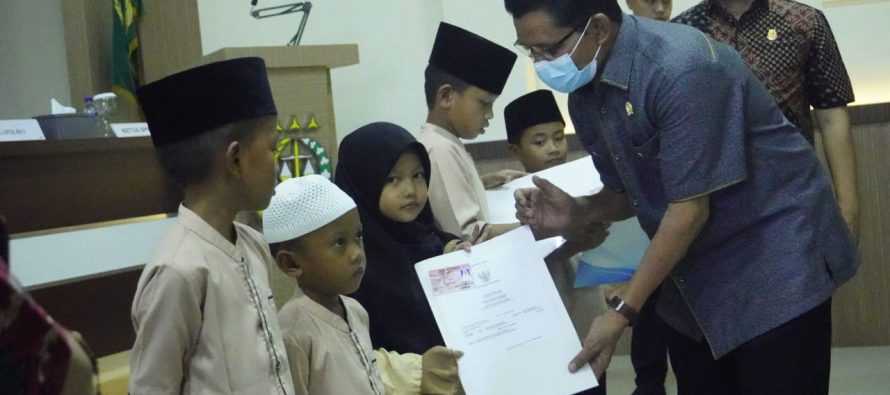 Penyerahan Akte Kelahiran dan Kartu Identitas Anak (KIA) di Kota Prabumulih Tahun 2024