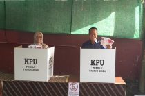 PJ WALIKOTA PRABUMULIH H ELMAN ST MM MEMBERIKAN SUARANYA DI TPS 20 KELURAHAN PRABUMULIH”