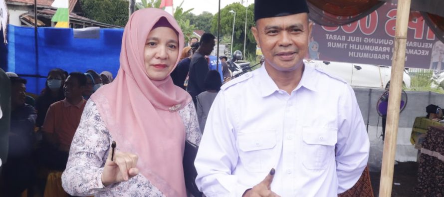 “PJ SEKRETARIS DAERAH KOTA PRABUMULIH ARIS PRIADI, S.H.,M.Si MEMBERIKAN SUARANYA DI TPS 008 KELURAHAN GUNUNG IBUL BARAT”