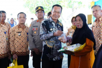 Penjabat Walikota Prabumulih, H. Elman, ST., MM menghadiri dan Membuka Kegiatan Gerakan Pangan Murah dan Pasar Murah yang digelar di halaman kantor Desa Karangan