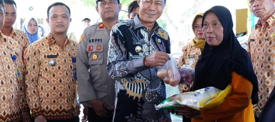 Penjabat Walikota Prabumulih, H. Elman, ST., MM menghadiri dan Membuka Kegiatan Gerakan Pangan Murah dan Pasar Murah yang digelar di halaman kantor Desa Karangan