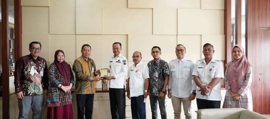 Penjabat Walikota Prabumulih H Elman ST menerima jajaran perwakilan Kantor Bank Syariah Cabang Prabumulih