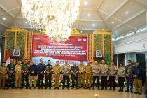 Penjabat Walikota Prabumulih H ElmanST MM menandatangani Naskah Kerjasama Perjanjian Hibah Daerah di Griya Agung Palembang