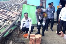 H. Elman, ST., MM menyambangi rumah keluarga Teguh Wiyono yang mendapat program Bedah Rumah dari Polres Prabumulih dalam rangka Hari Bhayangkara ke 78 tahun 2024