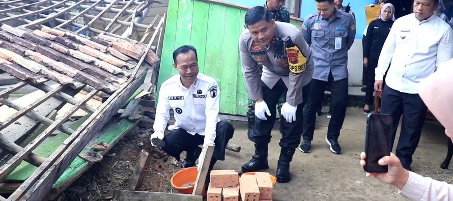 H. Elman, ST., MM menyambangi rumah keluarga Teguh Wiyono yang mendapat program Bedah Rumah dari Polres Prabumulih dalam rangka Hari Bhayangkara ke 78 tahun 2024