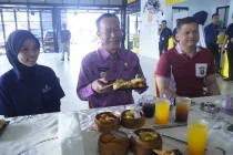 Penjabat Walikota Prabumulih H. Elman, ST MM bersama Kapolres Kota Prabumulih AKBP Endro Aribowo S.I.K didampingi para OPD mencoba Mie Gacoan di Resto Mie Gacoan Cabang Prabumulih