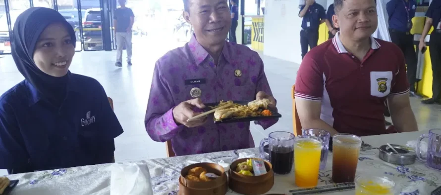 Penjabat Walikota Prabumulih H. Elman, ST MM bersama Kapolres Kota Prabumulih AKBP Endro Aribowo S.I.K didampingi para OPD mencoba Mie Gacoan di Resto Mie Gacoan Cabang Prabumulih