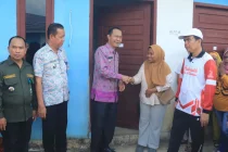 Penjabat Walikota Prabumulih H. Elman, ST, MM menyerahkan secara simbolis kunci rumah kepada pemilik rumah Blok A1 Rumah Inti Tumbuh Tahan Gempa (RITTA)