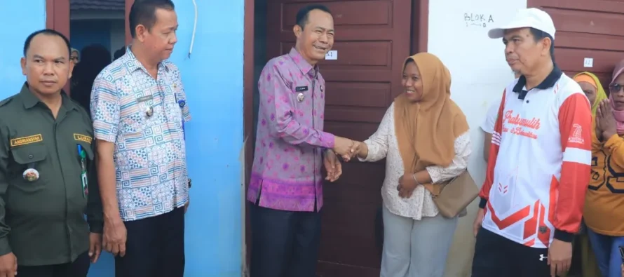 Penjabat Walikota Prabumulih H. Elman, ST, MM menyerahkan secara simbolis kunci rumah kepada pemilik rumah Blok A1 Rumah Inti Tumbuh Tahan Gempa (RITTA)
