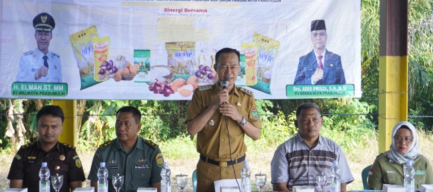Penjabat Walikota Prabumulih, H. Elman, ST., MM menghadiri Kegiatan Gerakan Pangan Murah dan Pasar Murah yang digelar di Gedung Serbaguna