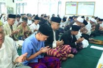 Kegiatan Penjabat Sekretaris Daerah Drs. Aris Priadi, SH., M.Si beserta istri dan keluarga beserta para jajaran Pemerintah Kota Prabumulih yang tergabung pada Tim II laksanakan Shalat Idul Adha 1445 Hijriah
