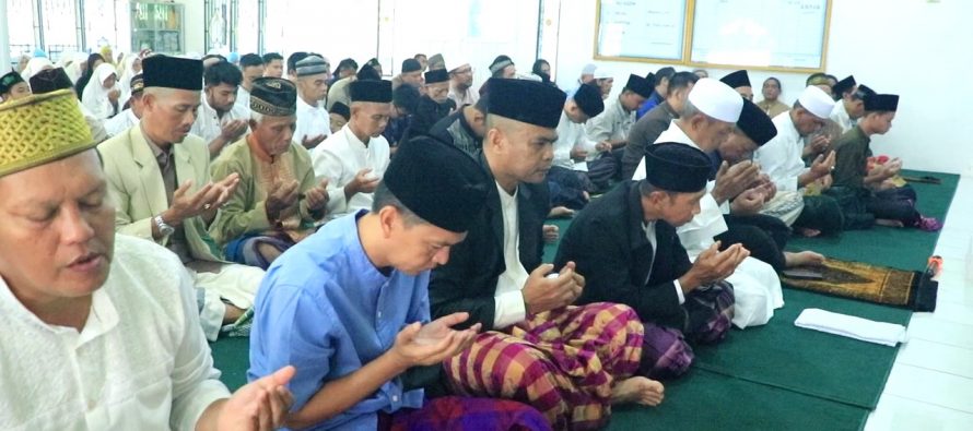 Kegiatan Penjabat Sekretaris Daerah Drs. Aris Priadi, SH., M.Si beserta istri dan keluarga beserta para jajaran Pemerintah Kota Prabumulih yang tergabung pada Tim II laksanakan Shalat Idul Adha 1445 Hijriah