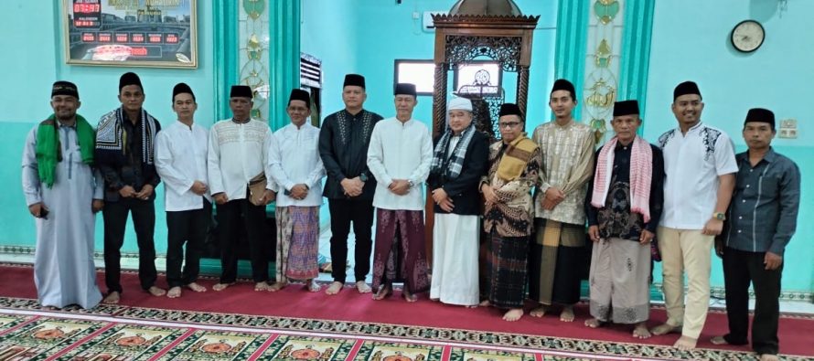Penjabat Walikota Prabumulih, H. Elman, ST, MM bersama istri dan keluarga serta para jajaran Pemerintah Kota Prabumulih yang tergabung pada Tim 1 laksanakan Shalat Idul Adha