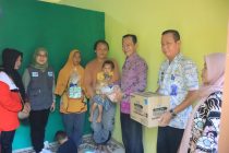 Pj.Walikota Prabumulih meninjau dan memberikan bantuan kepada balita stunting