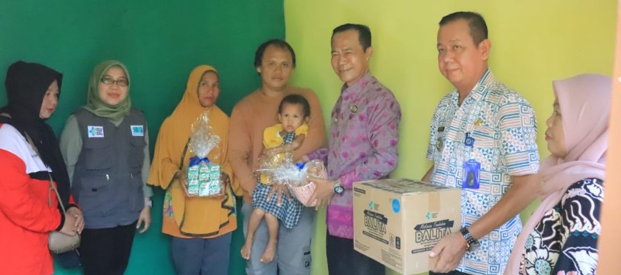 Pj.Walikota Prabumulih meninjau dan memberikan bantuan kepada balita stunting