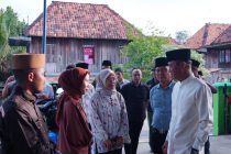 PJ Walikota Prabumulih H Elman ST MM serahkan hewan Qur’ban ke pengurus masjid dari Pemerintah Kota (Pemkot) Prabumulih dan Pemerintah Provinsi (Pemprov) Sumatera Selatan.