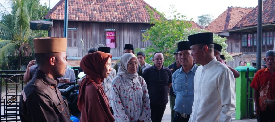 PJ Walikota Prabumulih H Elman ST MM serahkan hewan Qur’ban ke pengurus masjid dari Pemerintah Kota (Pemkot) Prabumulih dan Pemerintah Provinsi (Pemprov) Sumatera Selatan.