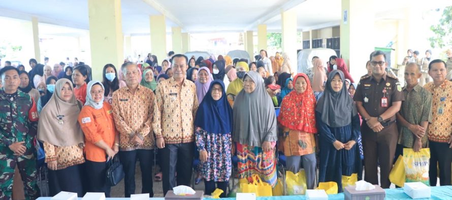 Penjabat Walikota Prabumulih, H. Elman, ST., MM menghadiri Kegiatan Gerakan Pangan Murah dan Pasar Murah yang digelar di Gedung Kesenian Kelurahan Prabumulih