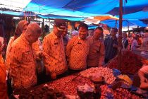 Kegiatan PJ Walikota Prabumulih ke Pasar Inpres pengecekan harga sembako