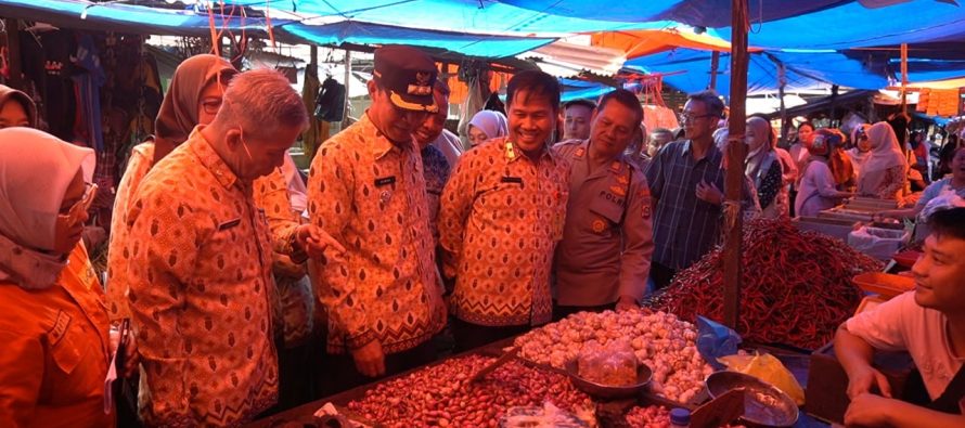 Kegiatan PJ Walikota Prabumulih ke Pasar Inpres pengecekan harga sembako