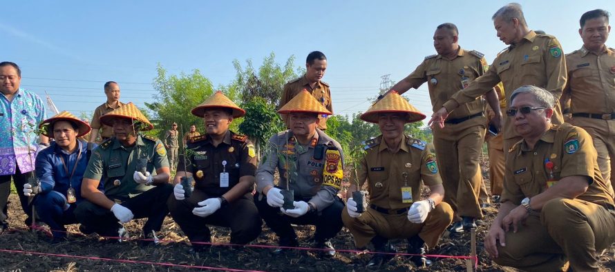 Pemerintah Kota Prabumulih bersama Forkopimda mengadakan gerakan Tanam Serentak Cabai dan Bawang Merah di halaman belakang Kantor Pemerintah Kota Prabumulih