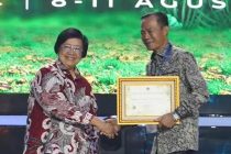 Penjabat Walikota Prabumulih H. Elman, ST, MM Menghadiri dan Menerima Penghargaan Kampung Iklim Tahun 2024 oleh Kementerian Lingkungan Hidup Republik Indonesia di Jakarta Convention Center Hall kota Jakarta.