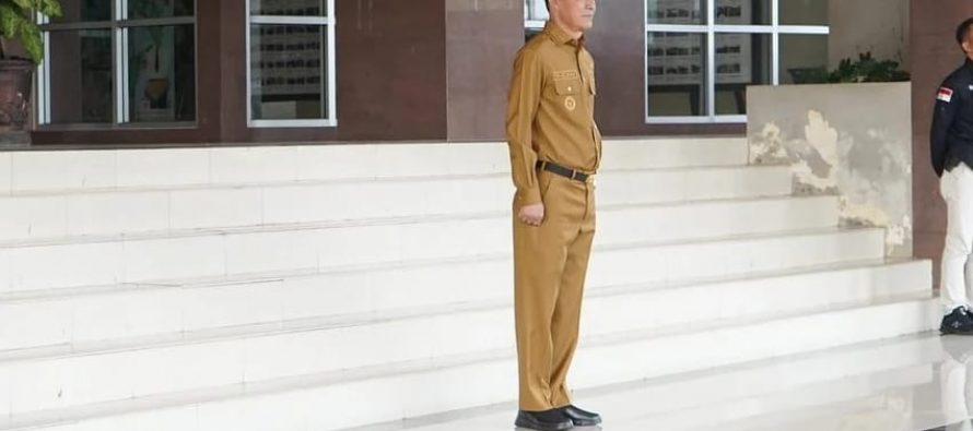 Pejabat Walikota Prabumulih H. Elman, ST, MM menjadi Pembina apel mingguan sekaligus serah terima penghargaan