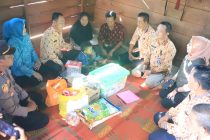 PJ WALIKOTA PRABUMULIH BERI BANTUAN BALITA STUNTING SEKALIGUS UPAYAKAN BEDAH RUMAH
