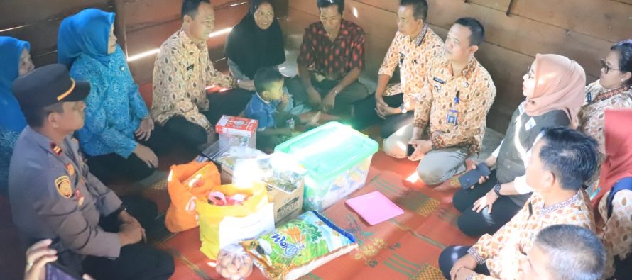 PJ WALIKOTA PRABUMULIH BERI BANTUAN BALITA STUNTING SEKALIGUS UPAYAKAN BEDAH RUMAH