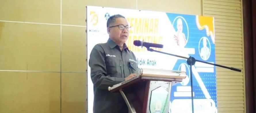 Penjabat Walikota Prabumulih H. Elman, ST.,MM yang dalam hal ini diwakili oleh Asisten Administrasi Umum Drs.Amilton menghadiri seminar Parenting dengan tema “Mendidik Anak Bervisi Dunia dan Akhirat”.