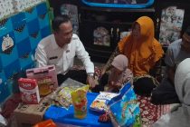 PJ WALIKOTA PRABUMULIH KUNJUNGI DAN BERI BANTUAN LANGSUNG KEPADA KELUARGA BALITA STUNTING