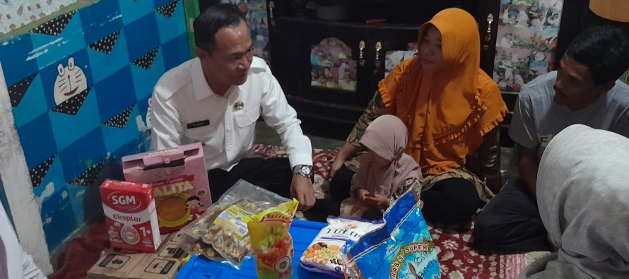 PJ WALIKOTA PRABUMULIH KUNJUNGI DAN BERI BANTUAN LANGSUNG KEPADA KELUARGA BALITA STUNTING