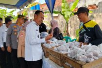 PJ WAKO SERAHKAN PAKET SEMBAKO SECARA SIMBOLIS DALAM ACARA PASAR MURAH DAN PANGAN MURAH