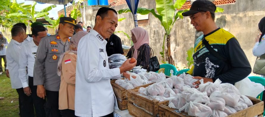 PJ WAKO SERAHKAN PAKET SEMBAKO SECARA SIMBOLIS DALAM ACARA PASAR MURAH DAN PANGAN MURAH