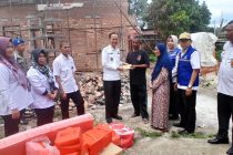PJ WALIKOTA PRABUMULIH DIDAMPINGI DINSOS SERAHKAN BANTUAN KEPADA KORBAN KEBAKARAN DI KELURAHAN CAMBAI