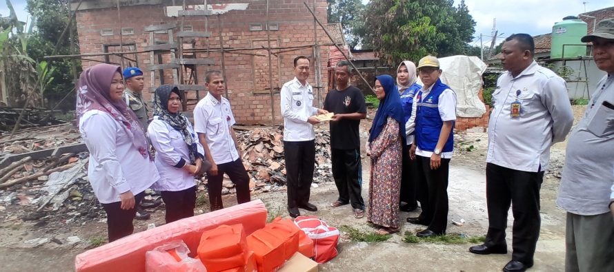 PJ WALIKOTA PRABUMULIH DIDAMPINGI DINSOS SERAHKAN BANTUAN KEPADA KORBAN KEBAKARAN DI KELURAHAN CAMBAI