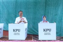 PJ WALIKOTA PRABUMULIH BERSAMA PJ KETUA TP PKK GUNAKAN HAK SUARA DI TPS 08 KELURAHAN PRABUMULIH