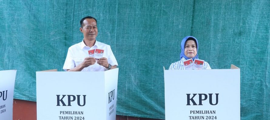 PJ WALIKOTA PRABUMULIH BERSAMA PJ KETUA TP PKK GUNAKAN HAK SUARA DI TPS 08 KELURAHAN PRABUMULIH