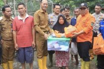 Pj Walikota Prabumulih Tinjau Sekaligus Beri Bantuan Kepada Korban Banjir di Desa Tanjung Telang