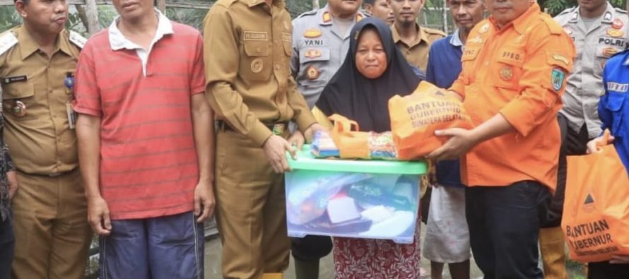Pj Walikota Prabumulih Tinjau Sekaligus Beri Bantuan Kepada Korban Banjir di Desa Tanjung Telang