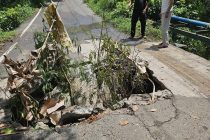Penjabat Walikota Prabumulih Tetap Bekerja di Tengah Libur Cuti Bersama, Tinjau Lokasi Longsor di Kelurahan Anak Petai